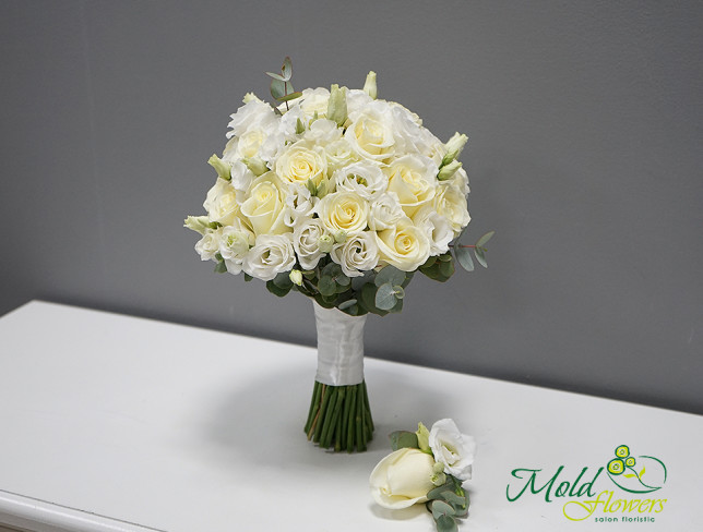 Букет невесты из белой эустомы и розы + бутоньерка Фото